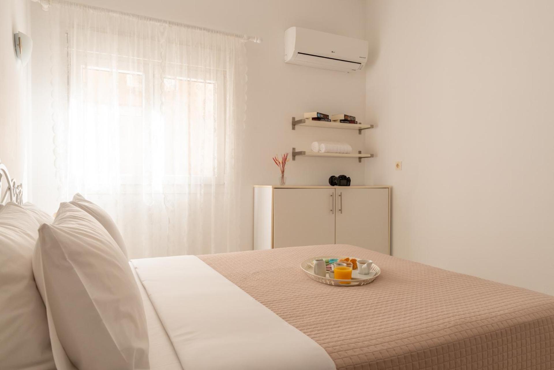 Elio A 1Bdr Apt With Garden 1 Min From The Beach By Hospi Heraklion  Bagian luar foto