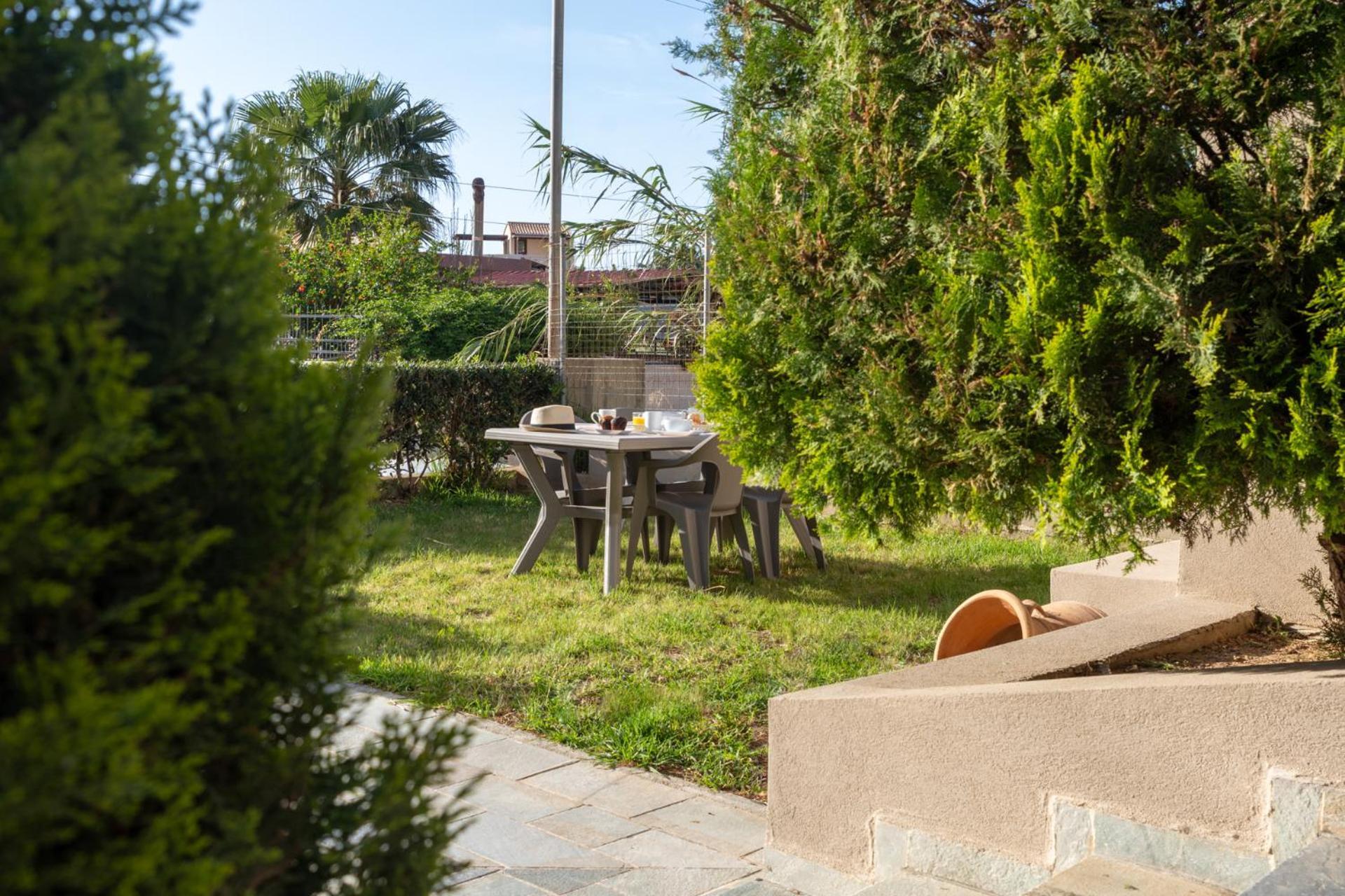 Elio A 1Bdr Apt With Garden 1 Min From The Beach By Hospi Heraklion  Bagian luar foto